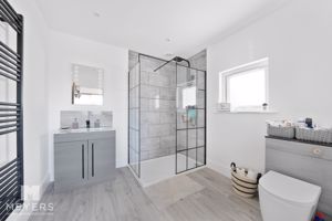Ensuite - click for photo gallery